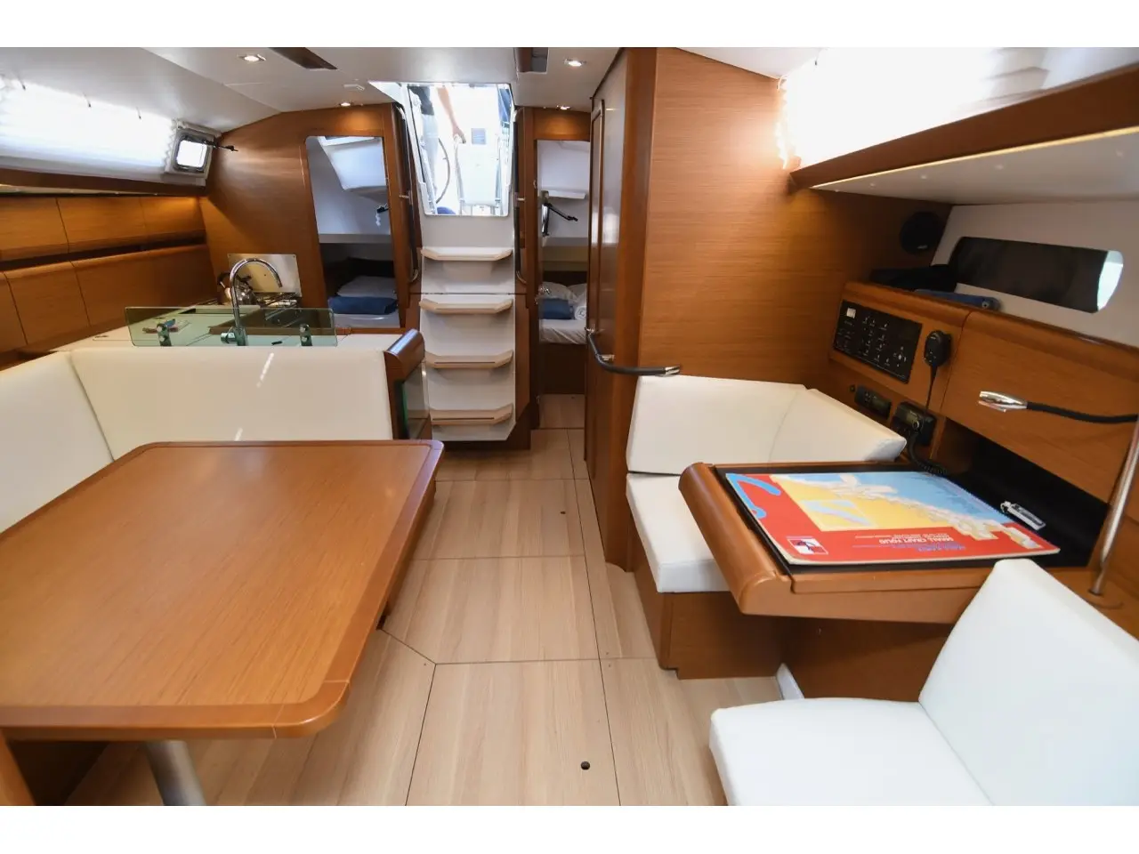 Euros, Interior image