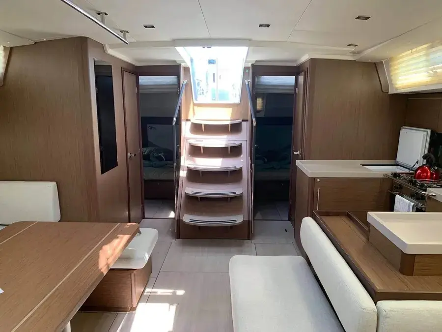Elise, Interior image