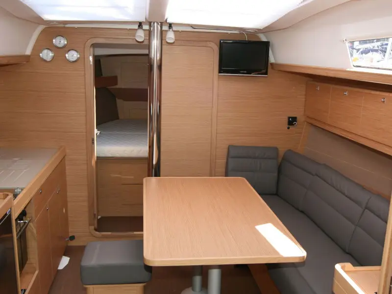 Henry, Interior image