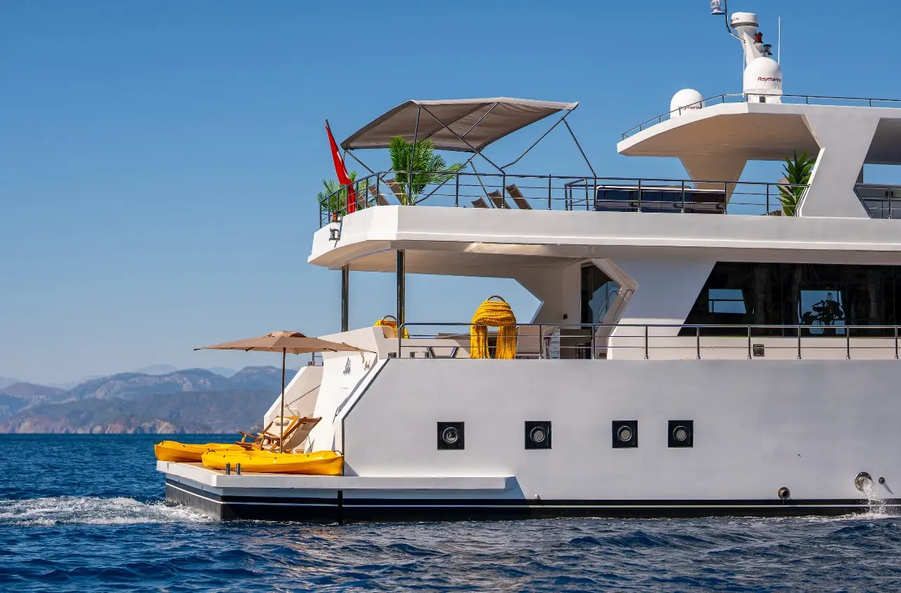 Lila Trawler, photograph 6