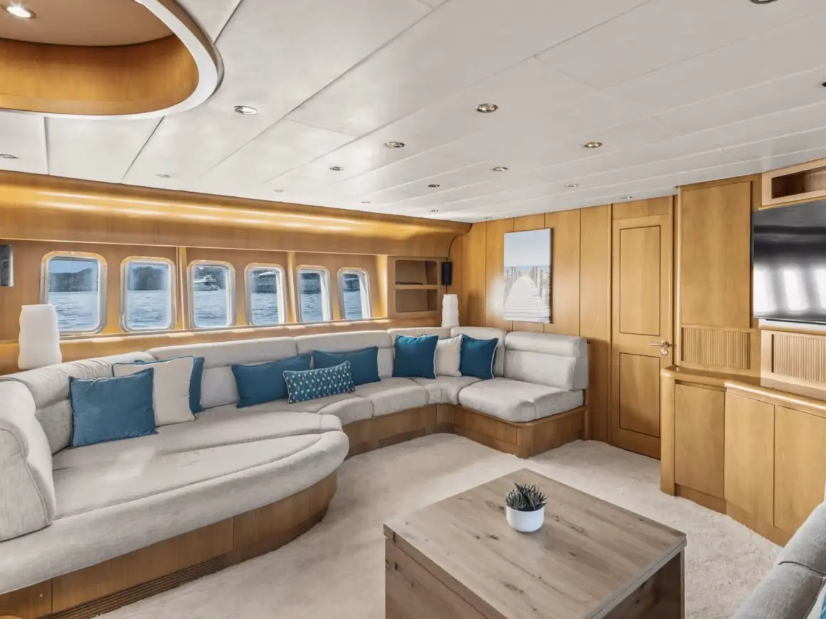 A4 White, Interior image