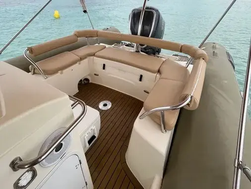 Lila 1, Interior image