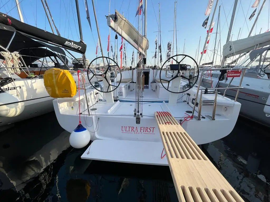 ULTRA FIRST, photograph 12