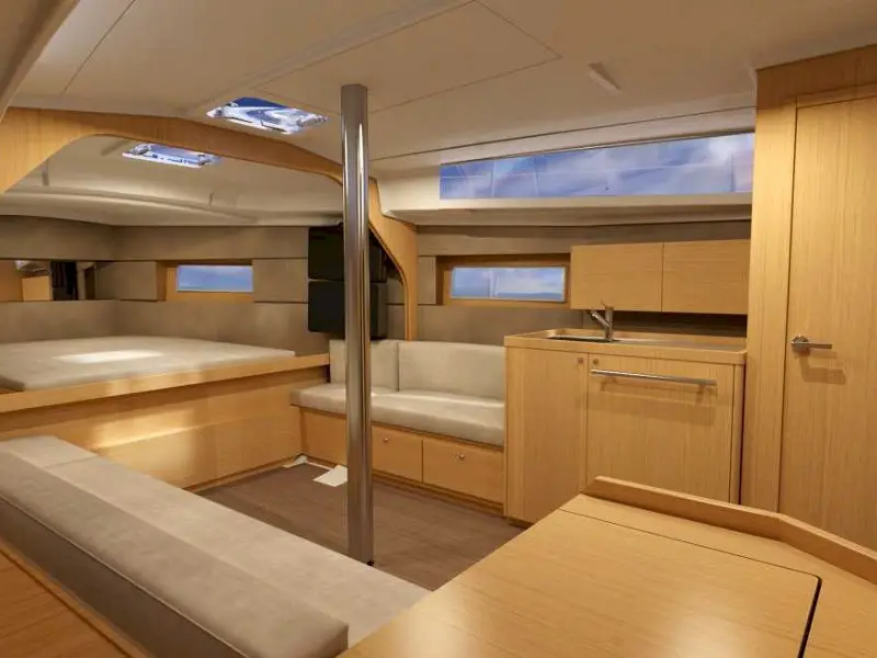 Chiara, Interior image