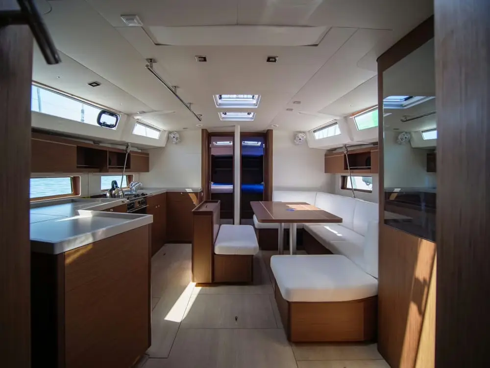 Layla, Interior image