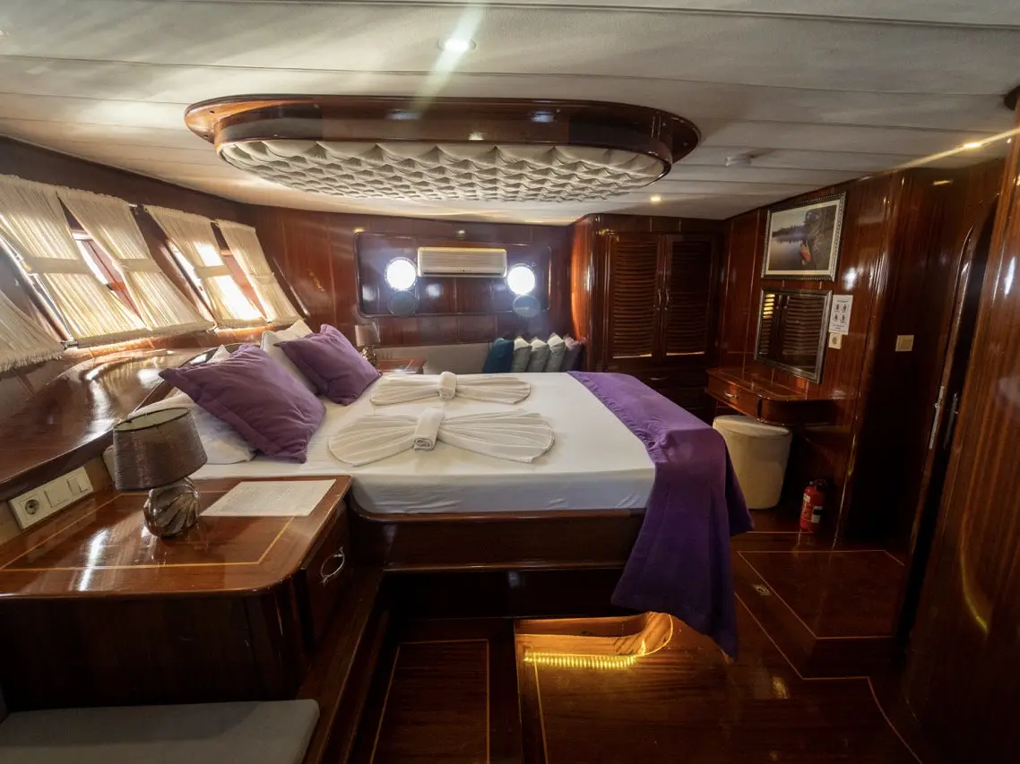 Queen Lila, Interior image