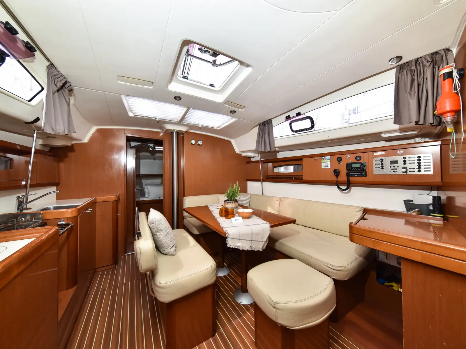 Playmaker, Interior image