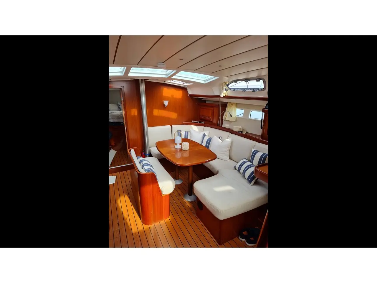Premium, Interior image