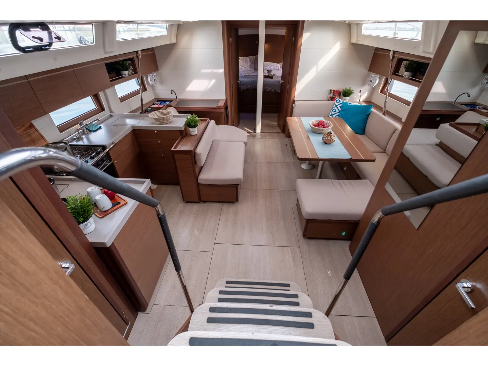 Aloha, Interior image