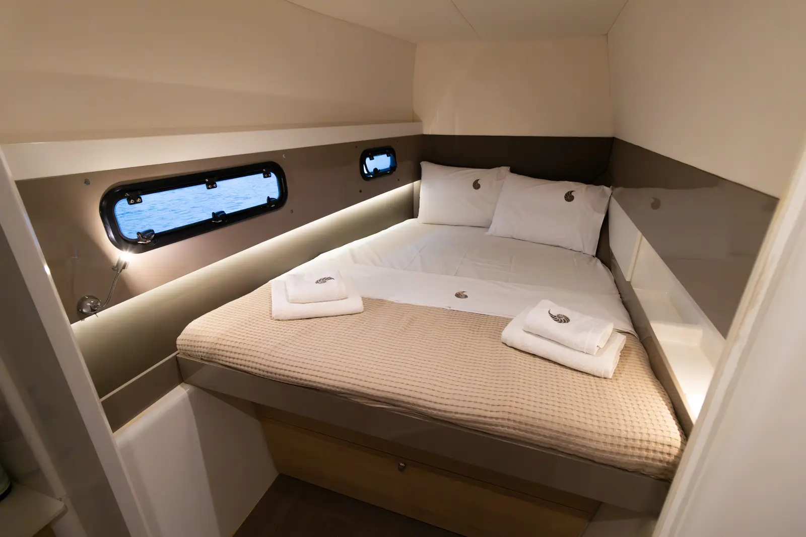 ZIZI, photograph 2