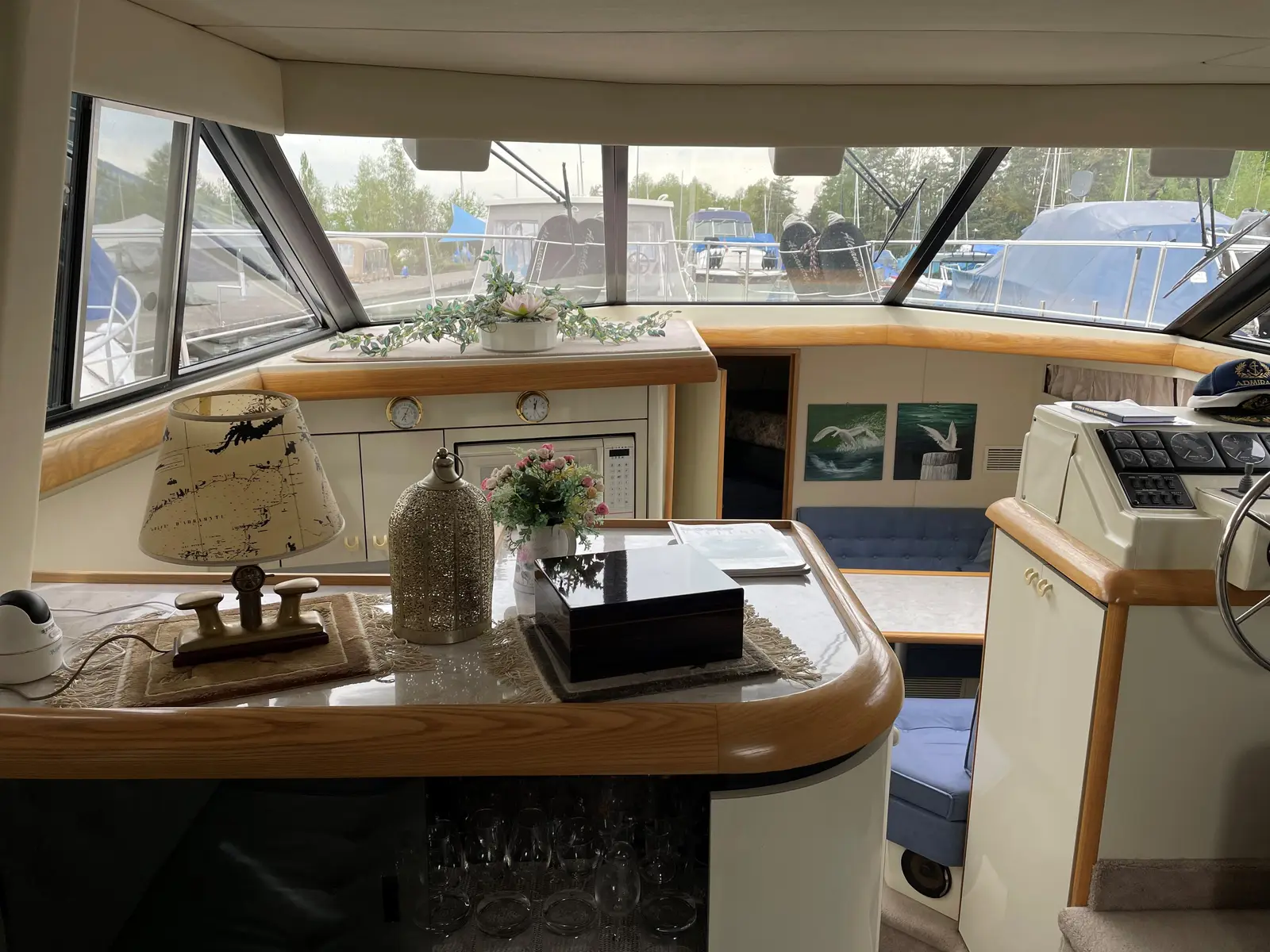 Alexandra, Interior image