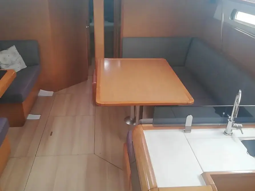 Tessie, Interior image