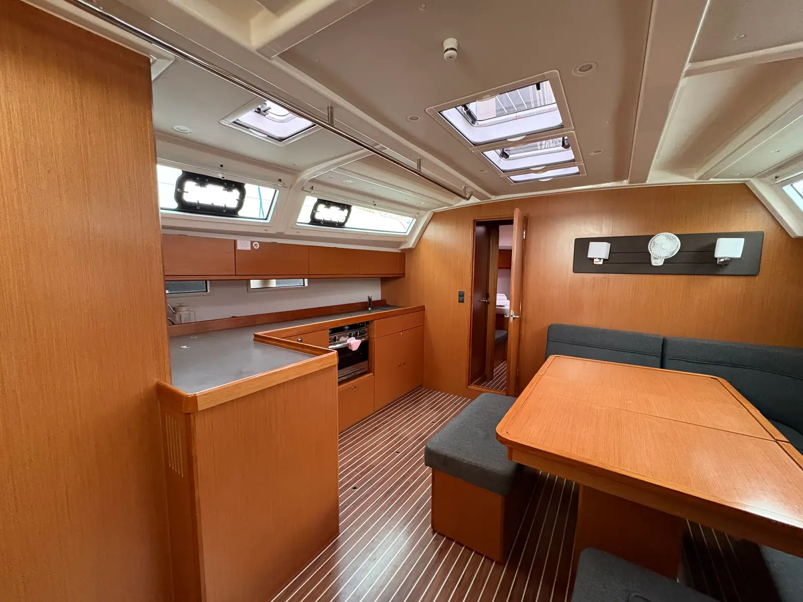 Sail Betelgeuse, Interior image