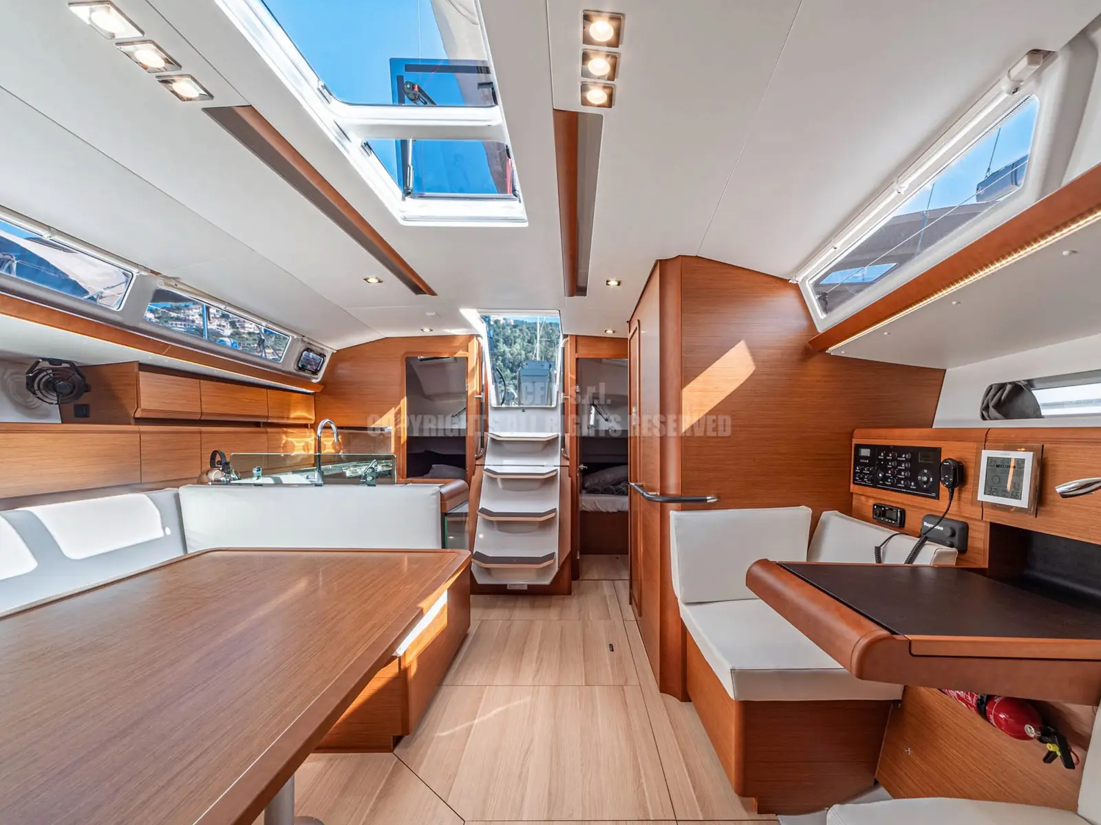 Nizza, Interior image