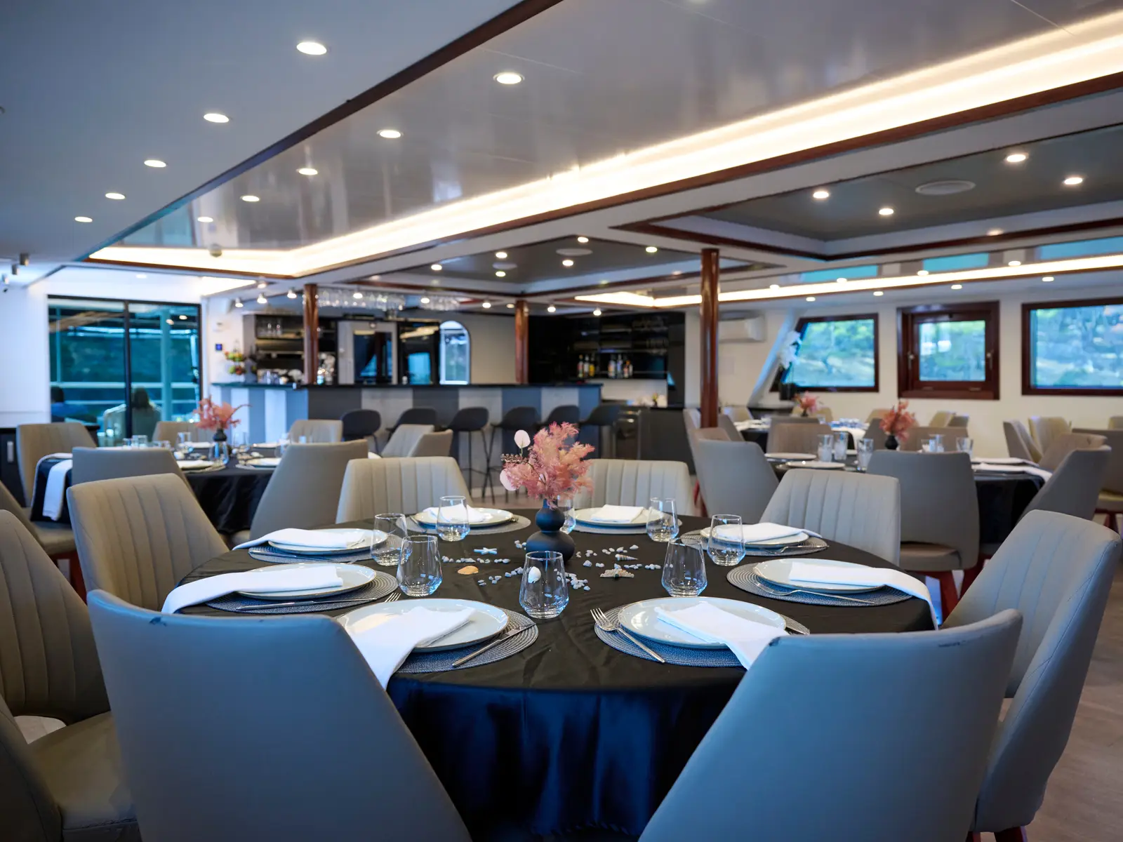 Lupus Mare, Interior image