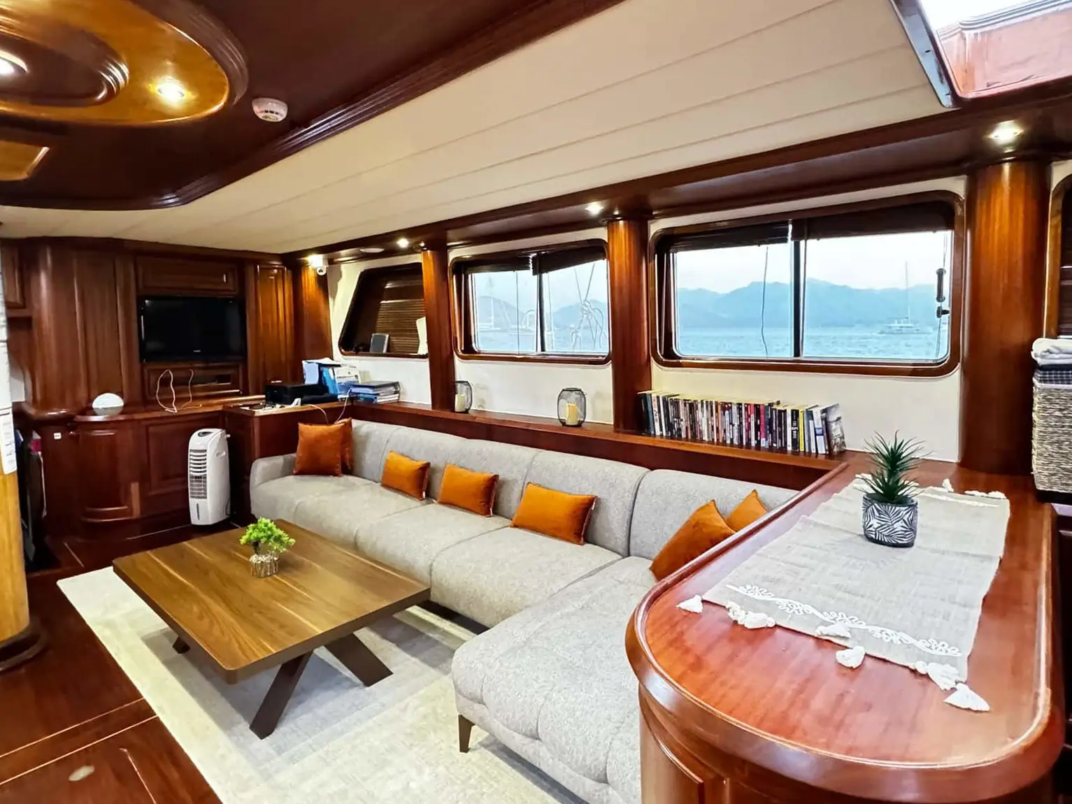Kaptan Mehmet Bugra, Interior image