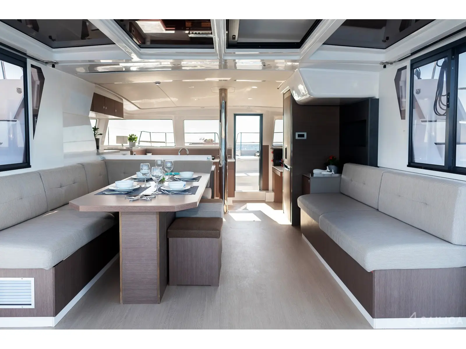 Solanna, Interior image