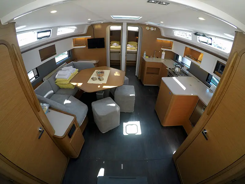 Dama, Interior image