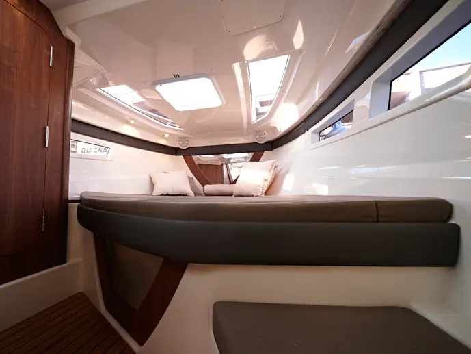 Delfin, Interior image