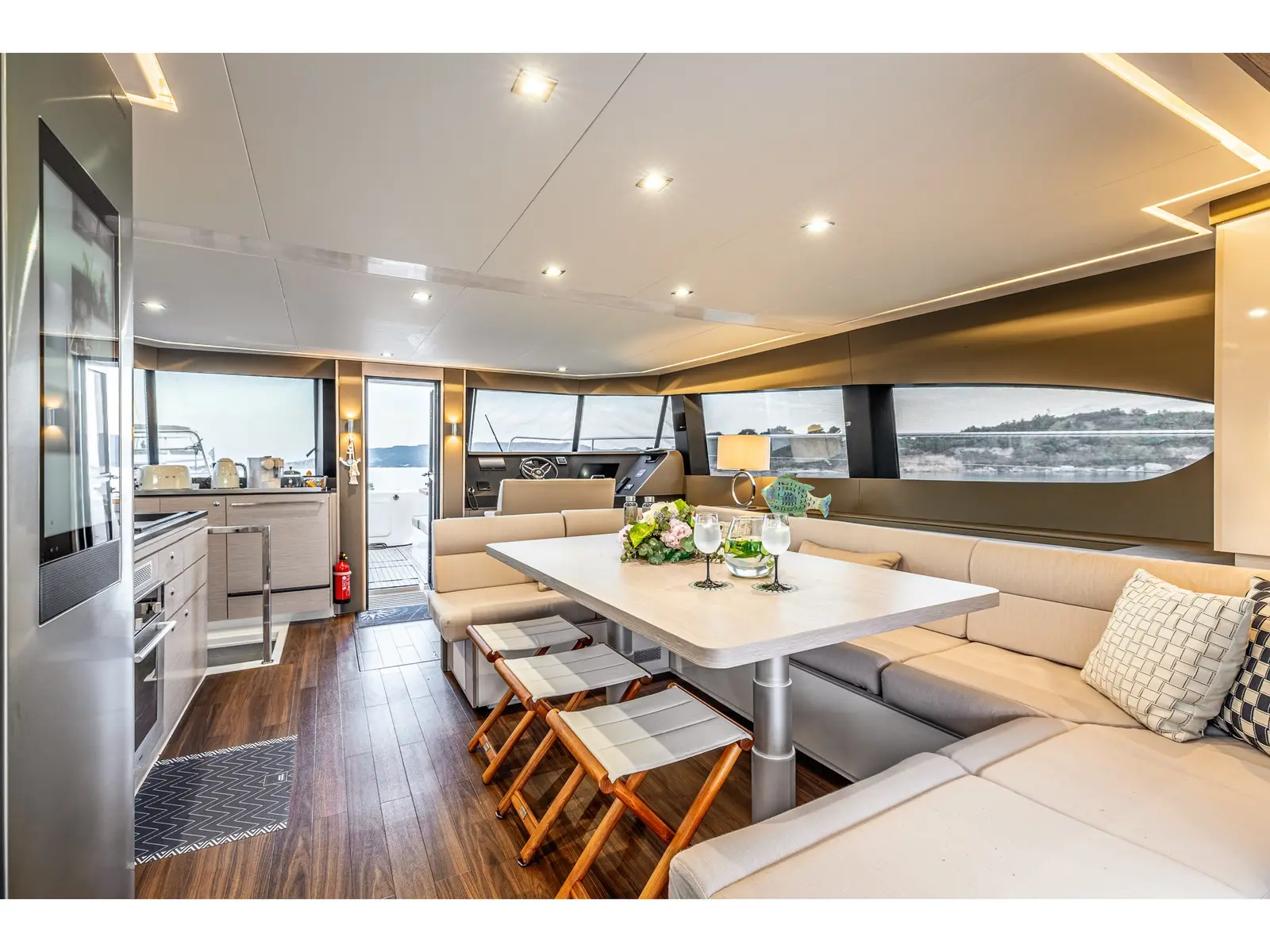 NYD'AMOUR II, Interior image