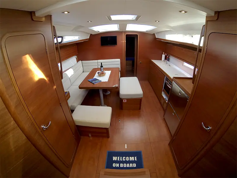 Private dancer II, Interior image