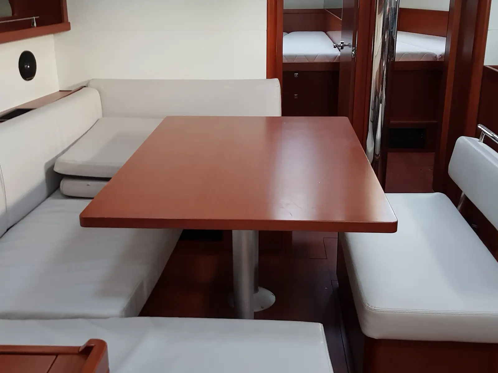 Senza Fine  ( A/C and Generator ), Interior image