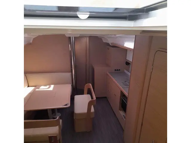 Kostas, Interior image