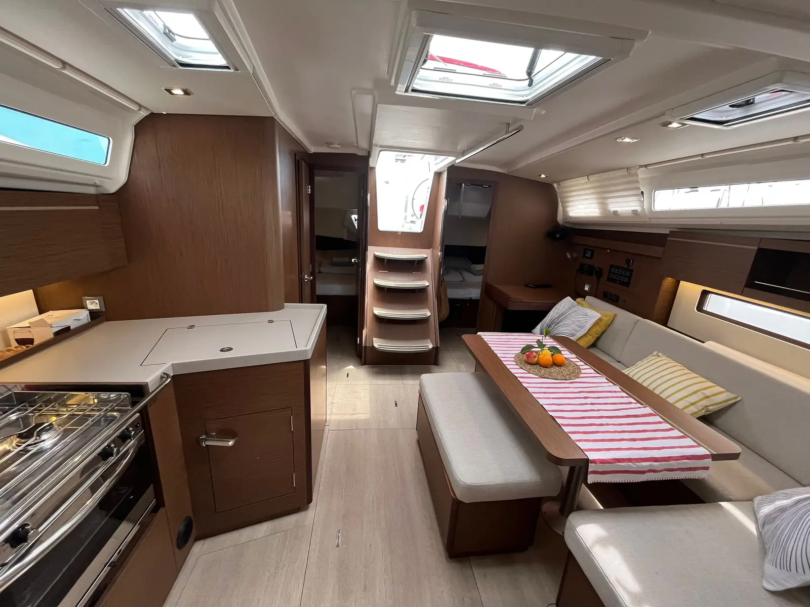 BIBI ONE, Interior image