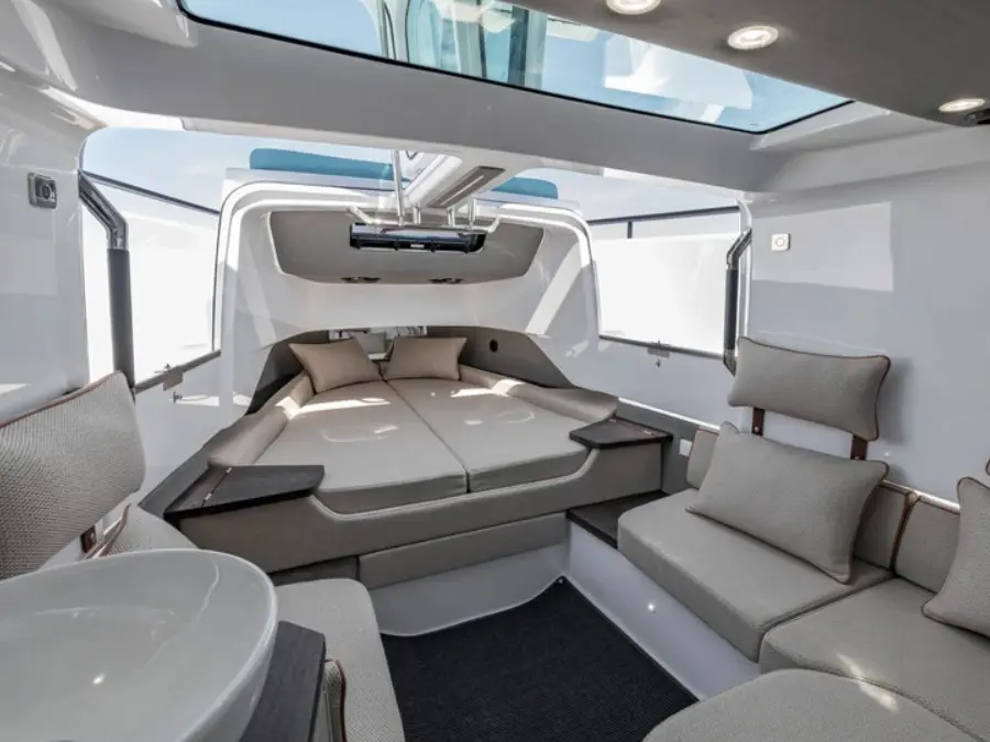 Apollo, Interior image