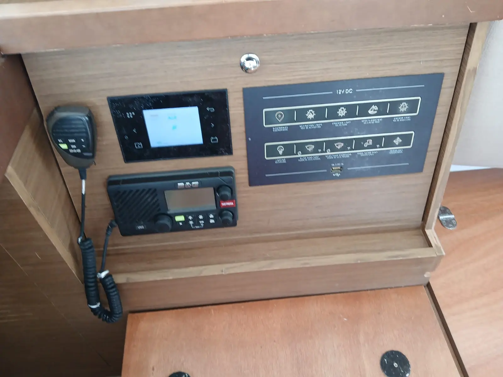 Uiara, Navigation Station / Chart Table