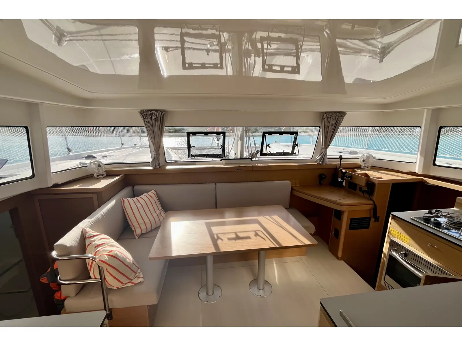 Molokoi, Interior image