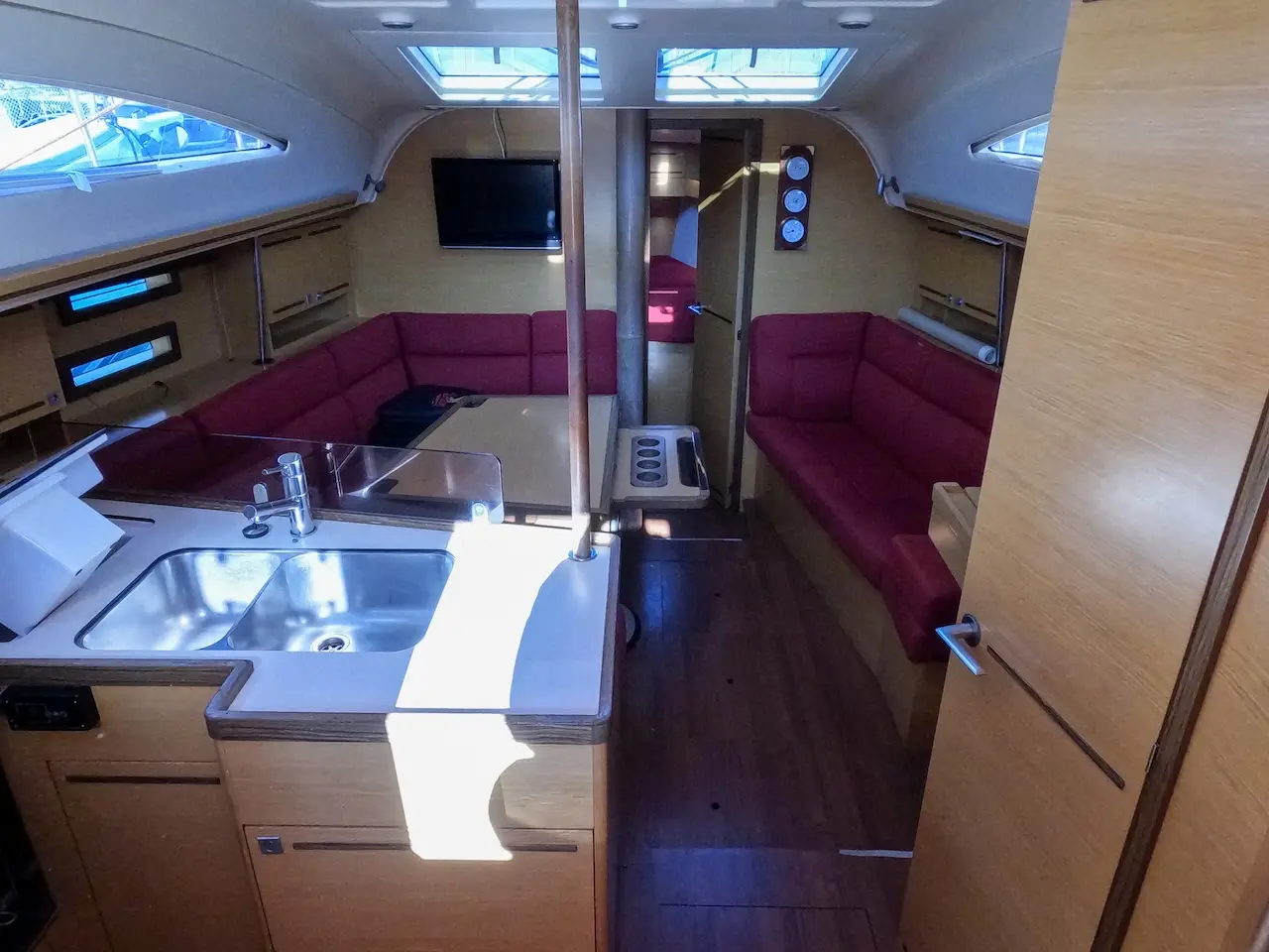 Orca V., Interior image