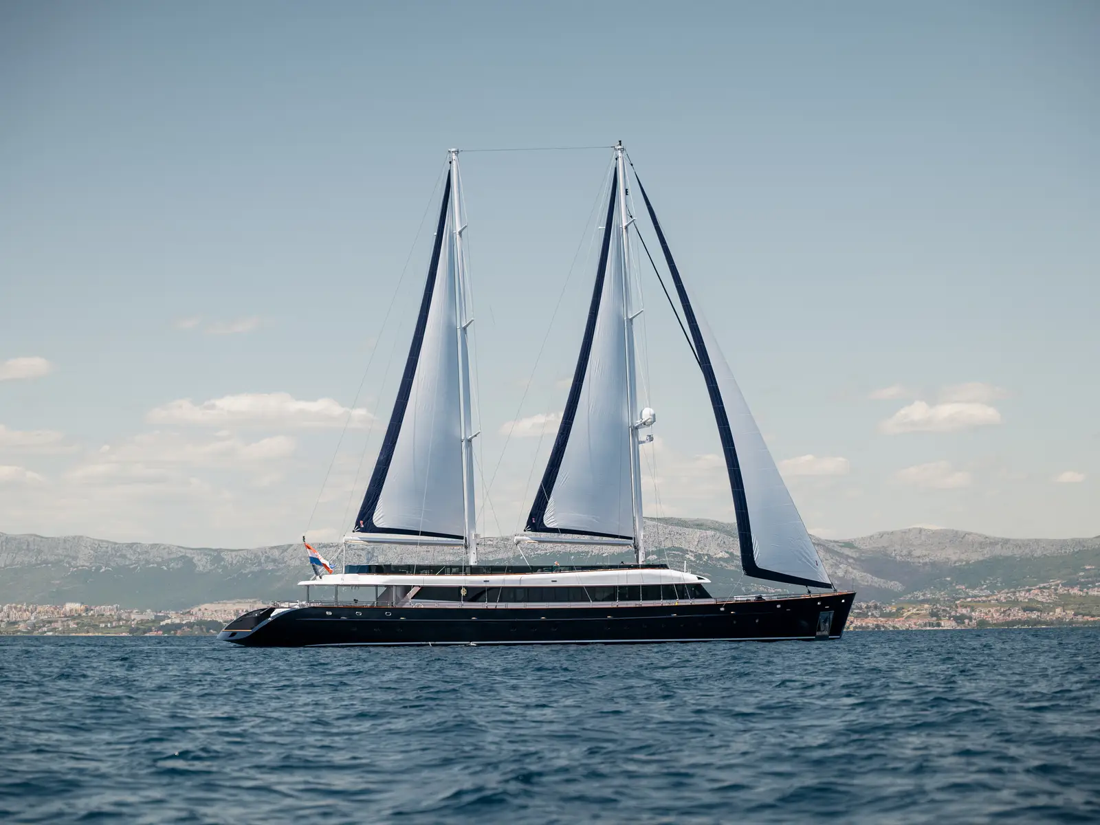 Clase Azul, Main image