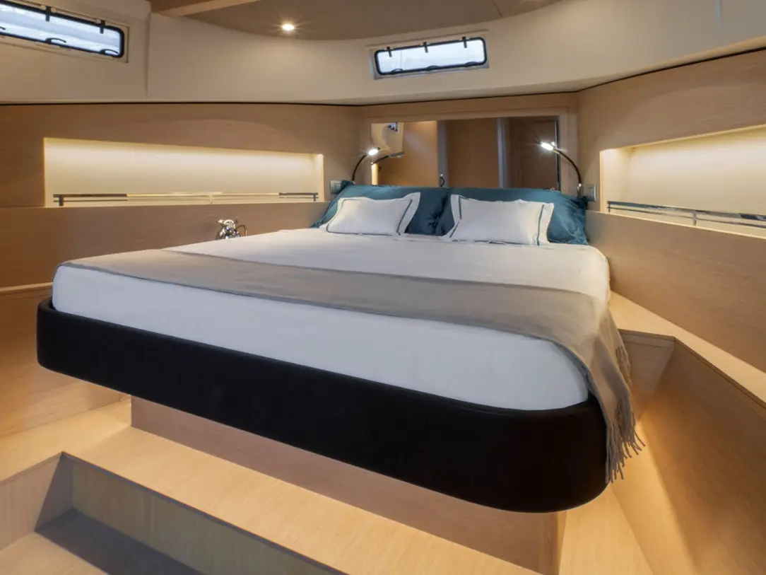 Fiona, Interior image