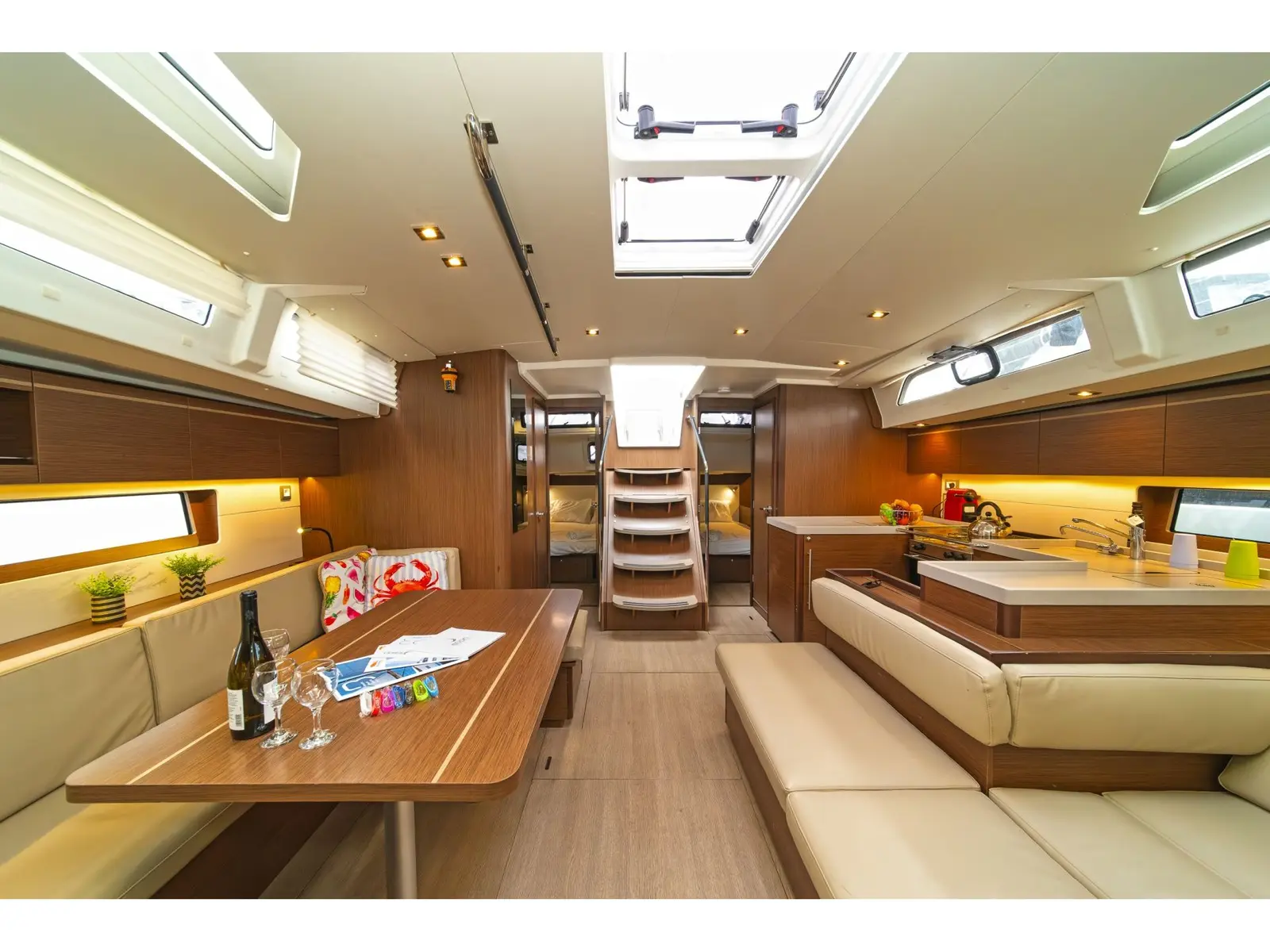 Eli, Interior image