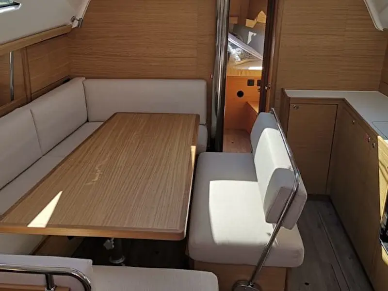 JOLA - GENERATOR + AC, Interior image