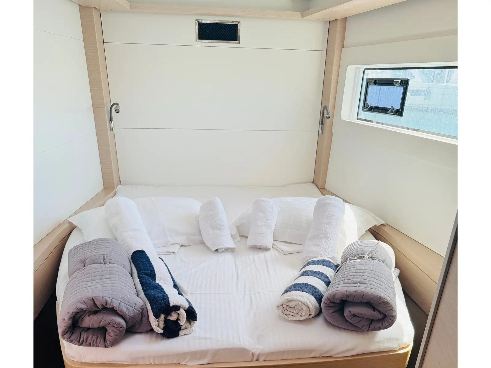 CARCHARIAS, Interior image