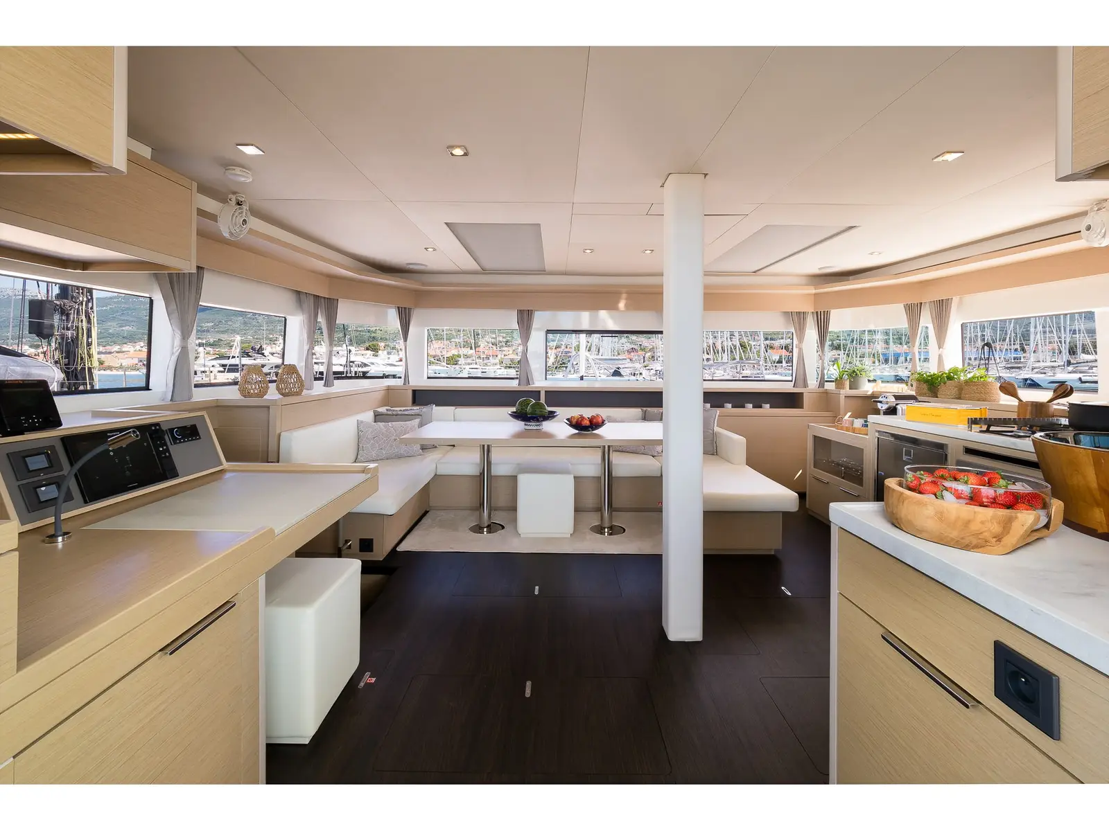 CHAMPAGNE PLEASE, Interior image