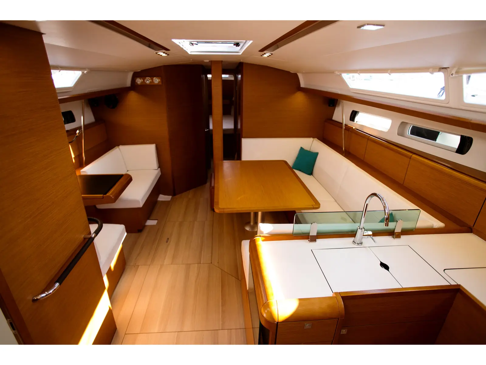 Bravo, Interior image