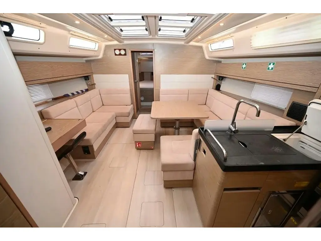 Foxtrot, Interior image