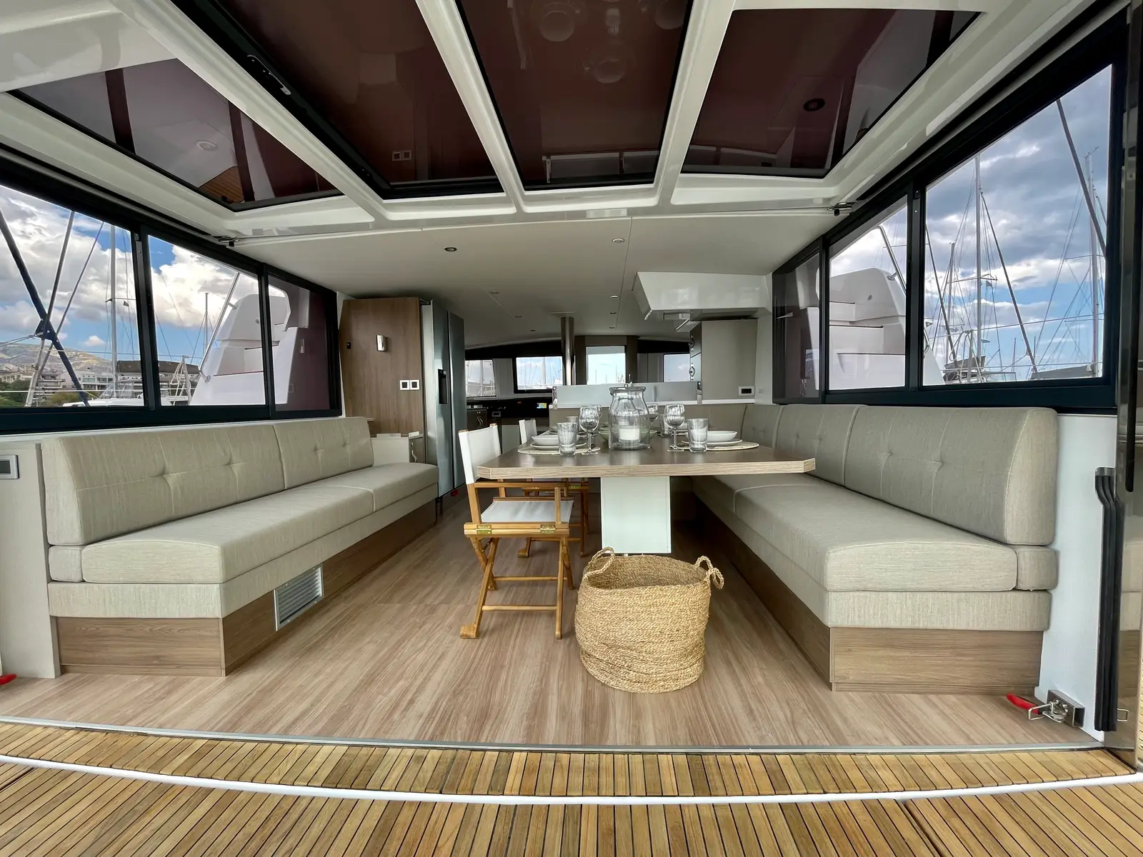Romar III, Interior image
