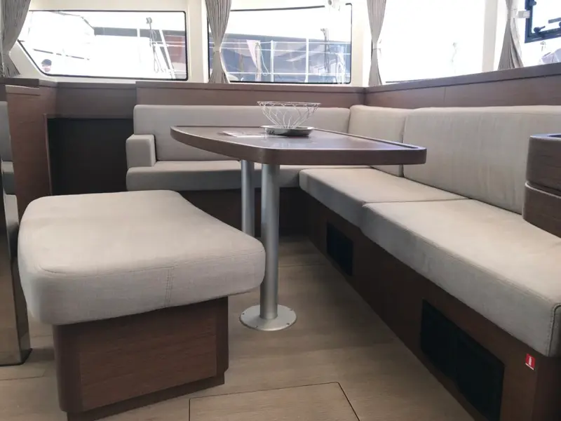 Zippiri, Interior image