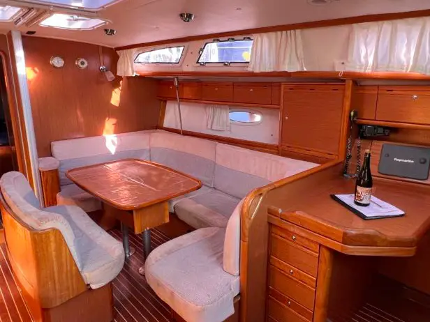 Arloup, Interior image