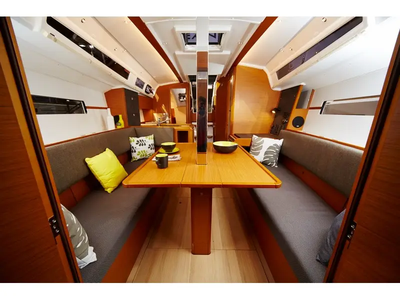 Bravo Kiss, Interior image