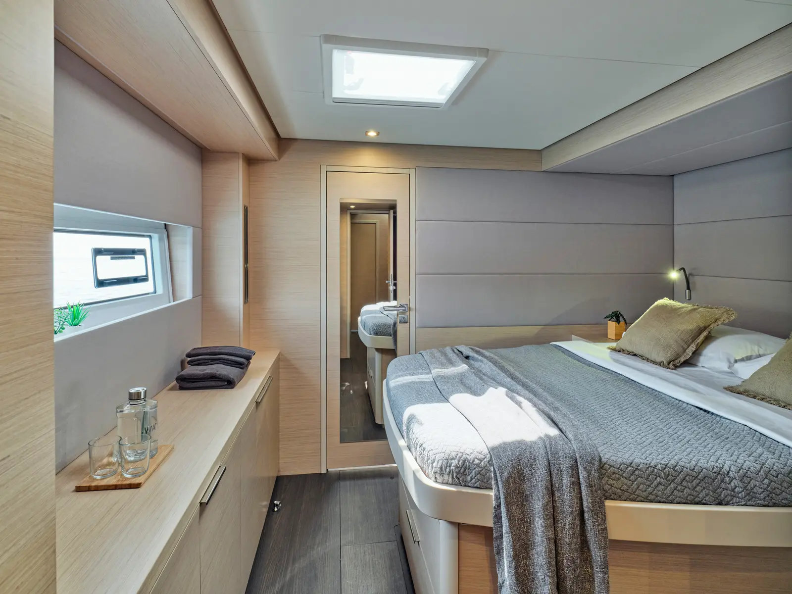 AZUL, Interior image