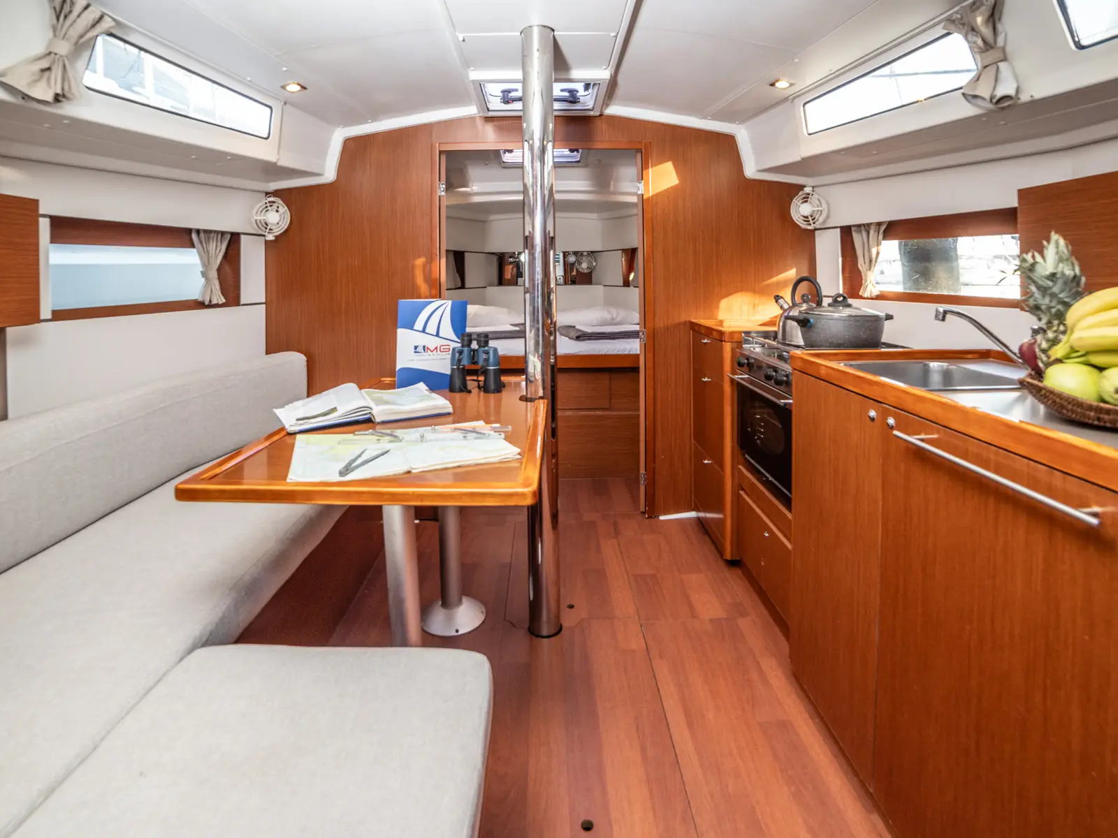 Rania, Interior image