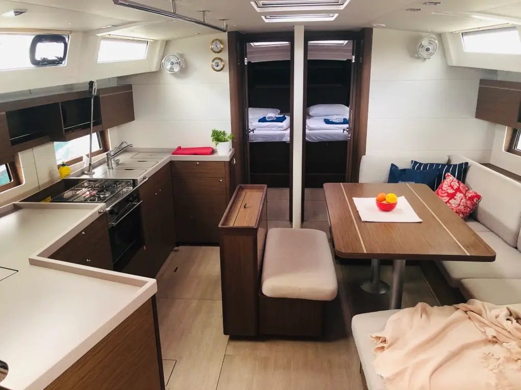 PRINCESS MIA, Interior image