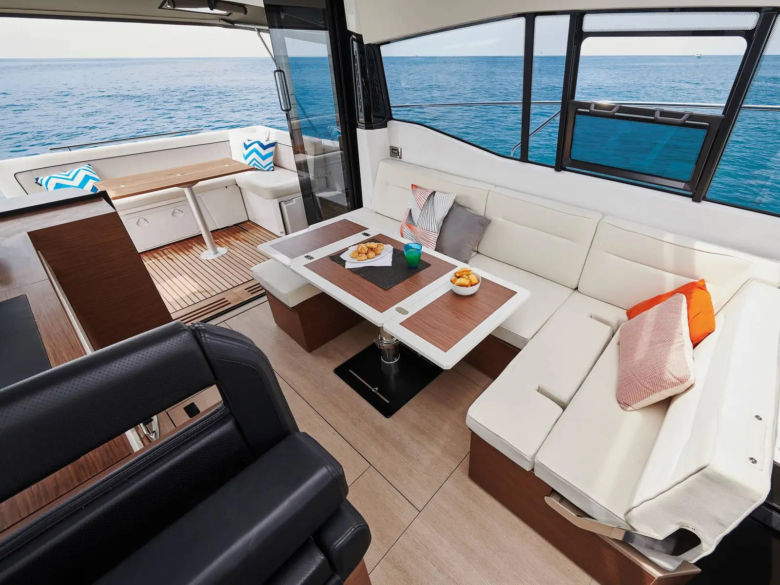 Black Pearl, Interior image