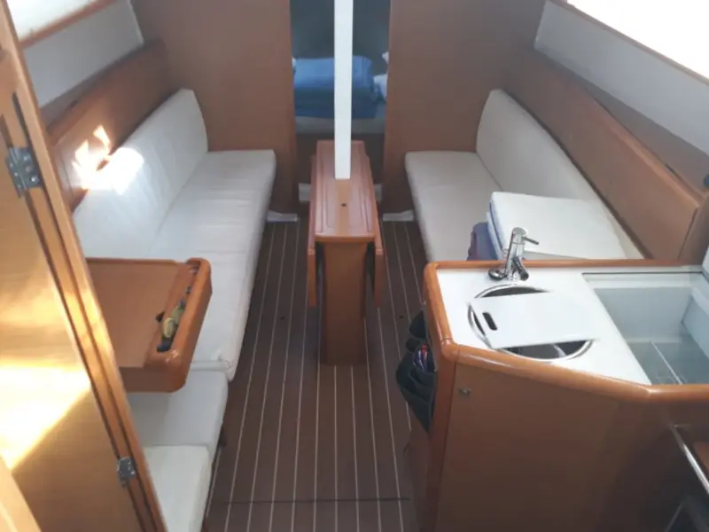 Maxima, Interior image
