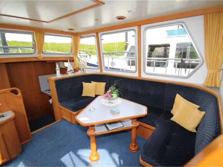 Antoinette, Interior image